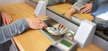 I’m a bank teller: 4 reasons you should withdraw your savings right now