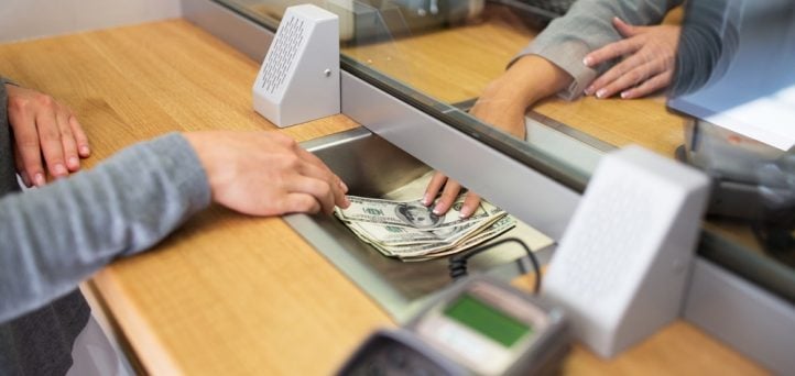 I’m a bank teller: 4 reasons you should withdraw your savings right now