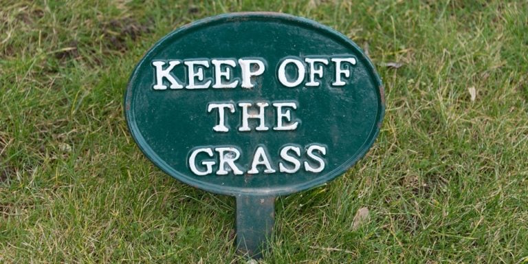 Keep off the grass где можно увидеть