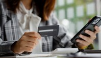 Average consumer carries $6,218 in credit card debt, as more borrowers are falling behind on their payments